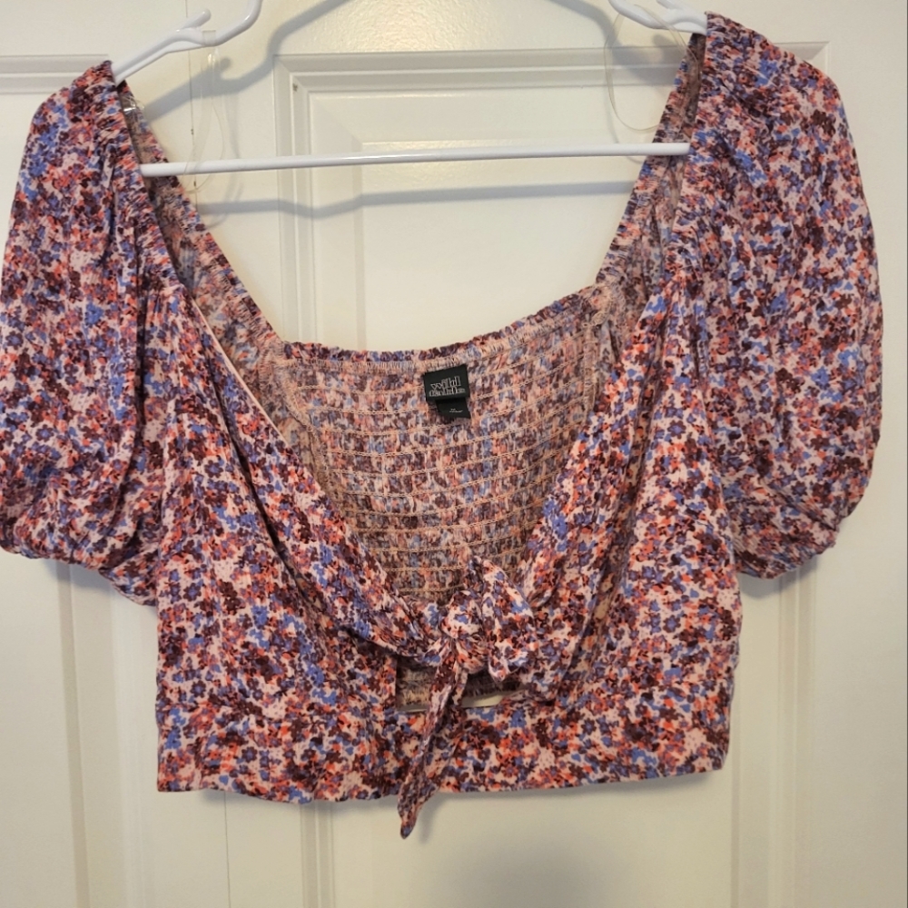 Women's cropped floral shirt, size M
